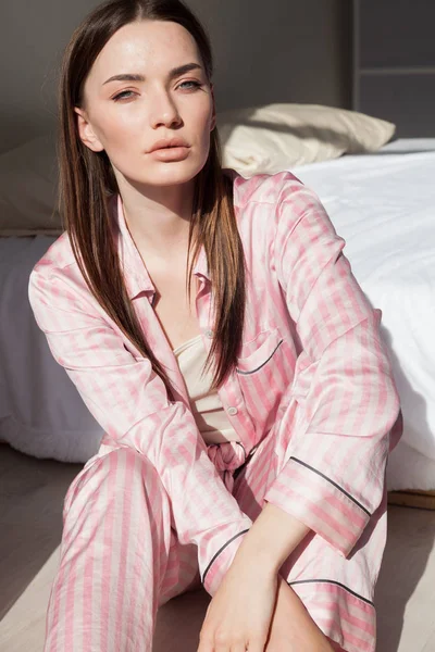 Hermosa mujer en pijama rosa retrato de dormitorio de moda —  Fotos de Stock