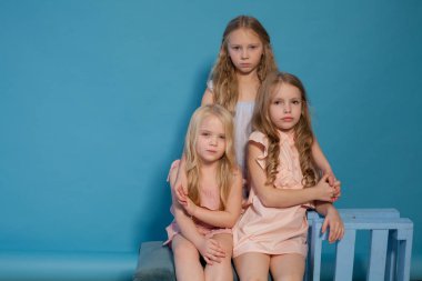 üç şık küçük kız sarışın kız kardeş portre