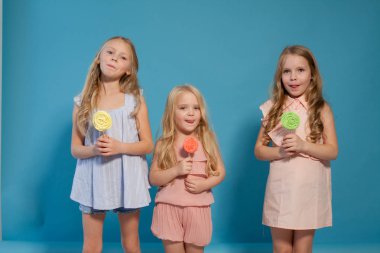 üç kız kardeş ile tatlı çikolata tatlı tatlı lolipop yemek