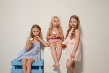 üç kız kardeş tatlı lolipop şeker yemek