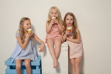 üç kız kardeş tatlı lolipop şeker yemek