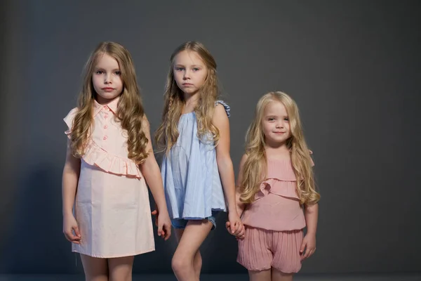 Три маленькі дівчата блондинка подружки сестри портрет — стокове фото