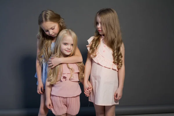 Tre bambine bionde amiche sorelle ritratto — Foto Stock
