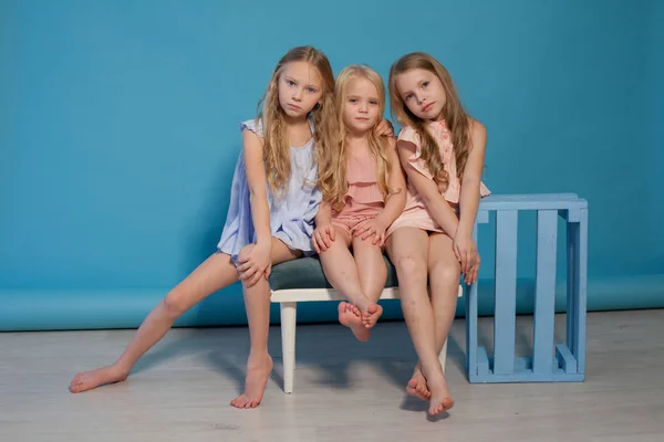 Τρία κορίτσια της μόδας λίγο ξανθιά φίλες αδελφή πορτρέτο — Φωτογραφία Αρχείου