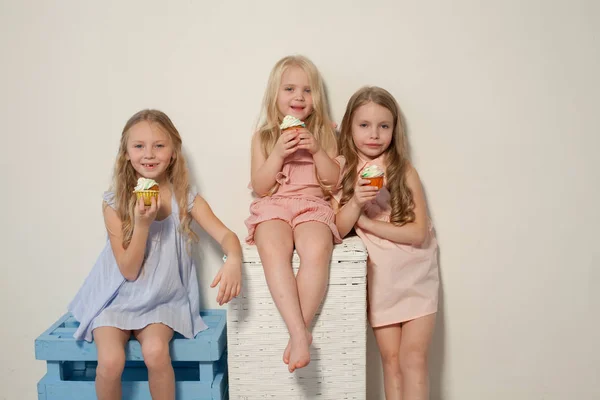 Τρεις φίλες αδελφές φάει την καραμέλα γλυκό γλειφιτζούρι — Φωτογραφία Αρχείου