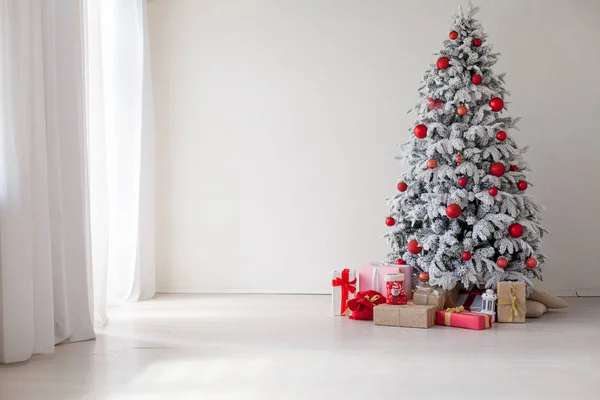 Christmas Tree House belső újévi ünnep ajándékok téli díszítéssel — Stock Fotó