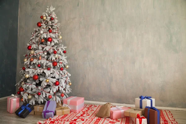 Christmas Tree House belső újévi ünnep ajándékok téli díszítéssel — Stock Fotó