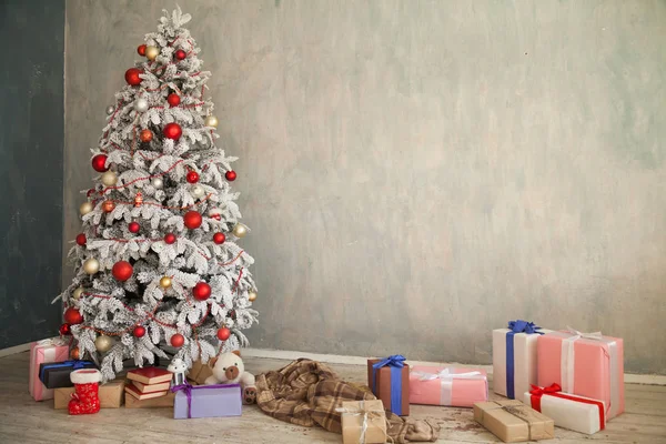 Árbol de Navidad Casa Interior año nuevo regalos de vacaciones decoración de invierno —  Fotos de Stock