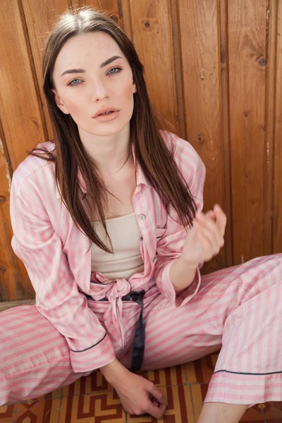 Hermosa mujer en pijama rosa retrato de dormitorio de moda —  Fotos de Stock