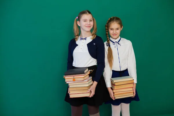 Due studentesse sulla lezione alla Lavagna con libri — Foto Stock