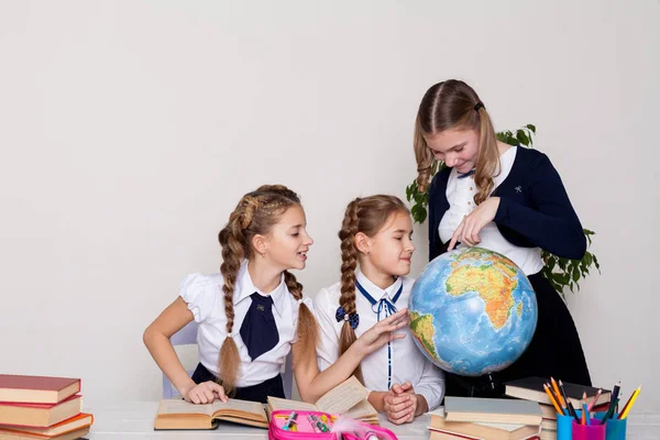 Três Alunas Meninas Aprender Mundo Geografia Lição Mapa — Fotografia de Stock