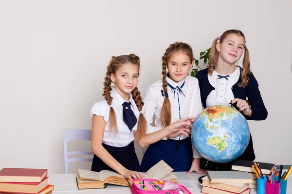 Três alunas aprendem aula de geografia mundial no mapa — Fotografia de Stock