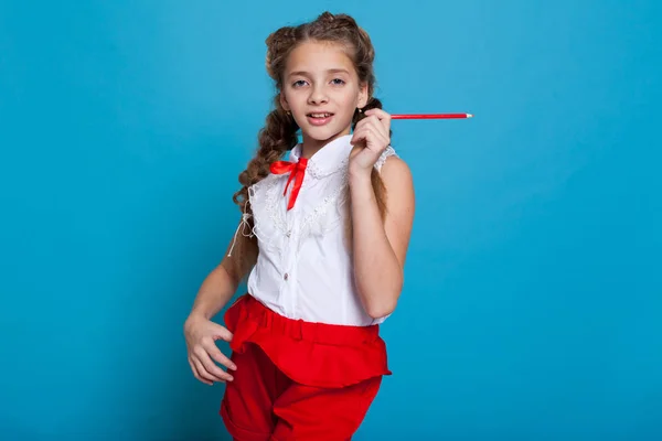 Bambina Con Due Trecce Con Matite — Foto Stock