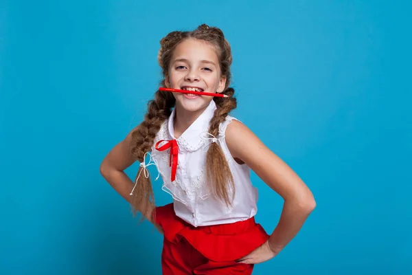 Bambina con due trecce con matite colorate — Foto Stock