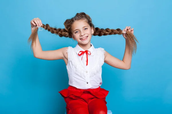 Bambina con due trecce con matite colorate — Foto Stock