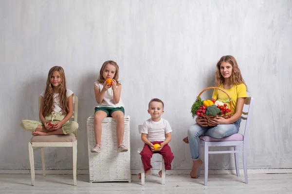 Quattro bambini con verdure fresche cibo sano — Foto Stock