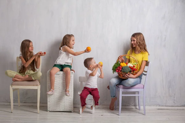 신선한 야채 건강 식품 4 명의 아이 들 — 스톡 사진