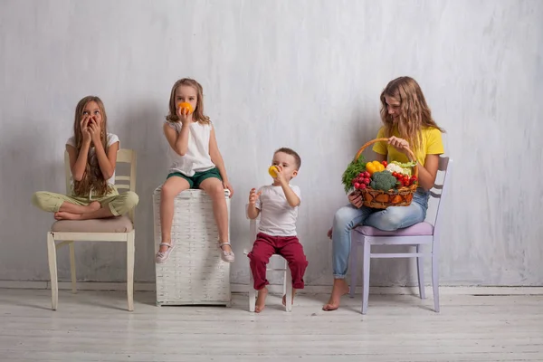 Quattro bambini con verdure fresche cibo sano — Foto Stock