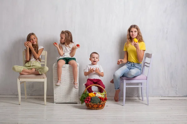 Quattro bambini con verdure fresche cibo sano — Foto Stock