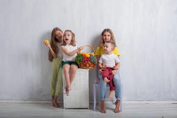 Quattro bambini con verdure fresche cibo sano — Foto Stock