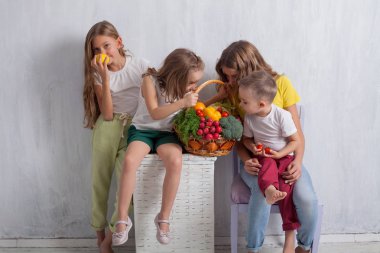 taze sebze sağlıklı gıda ile dört çocuk