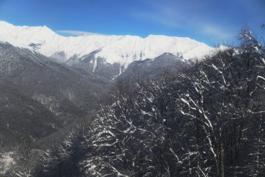dağlar, mavi gökyüzü Kış Kayak Merkezi kar