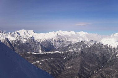 dağlar, mavi gökyüzü Kış Kayak Merkezi kar