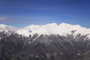 dağlar, mavi gökyüzü Kış Kayak Merkezi kar