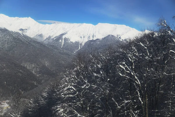 Neige montagnes, ciel bleu station de ski d'hiver — Photo