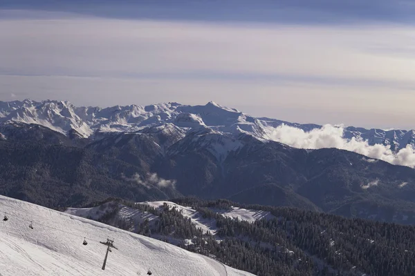 Neige montagnes, ciel bleu station de ski d'hiver — Photo