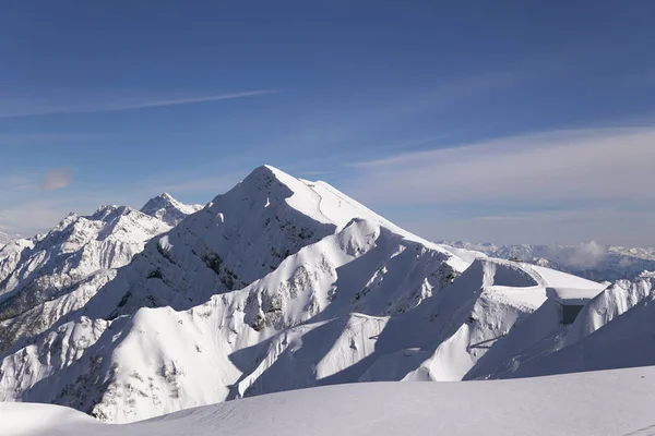 Montanhas de neve, céu azul estação de esqui de inverno — Fotografia de Stock