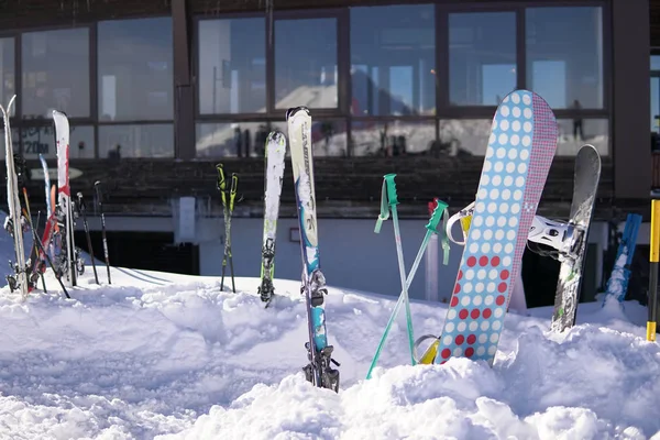Snowboards alpinos inverno esportes resort céu azul inverno ski resort — Fotografia de Stock