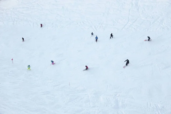 Skiing, snowboarding and downhill skiing in the winter resort — Stock Photo, Image