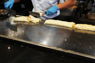 haşlanmış yumurta sahanda yumurta kahvaltı restoranın mutfağında