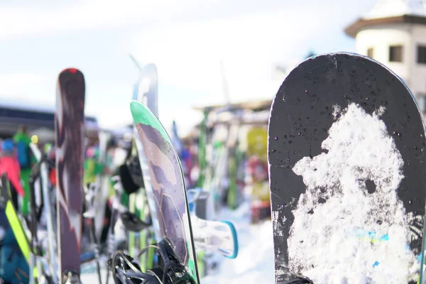 Snowboards alpinos inverno esportes resort montanhas de neve , — Fotografia de Stock