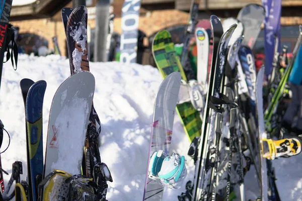 Snowboards alpinos inverno esportes resort montanhas de neve , — Fotografia de Stock