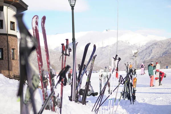Alppien lumilaudat talvi urheilu keinona lumi vuoret , — kuvapankkivalokuva