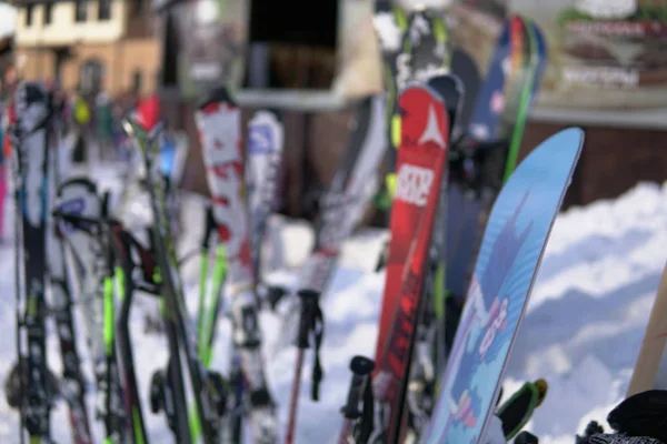Alpine snowboards wintersport toevlucht sneeuw bergen, — Stockfoto