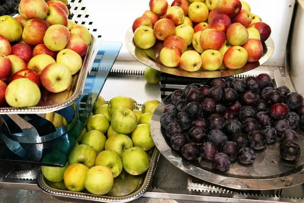 Fresh fruit plates on the table lay a restaurant kitchen — Stock Photo, Image