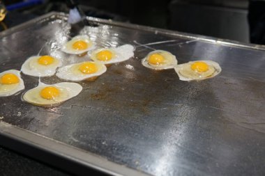 haşlanmış yumurta sahanda yumurta kahvaltı restoranın mutfağında