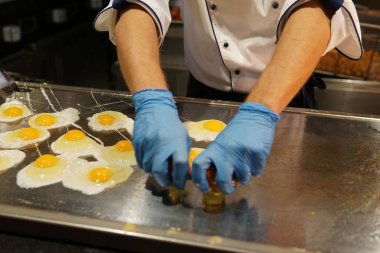 haşlanmış yumurta sahanda yumurta kahvaltı restoranın mutfağında