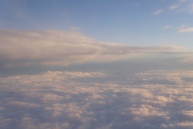 Gökyüzü günbatımı uçak manzara içinde bulutlara ile