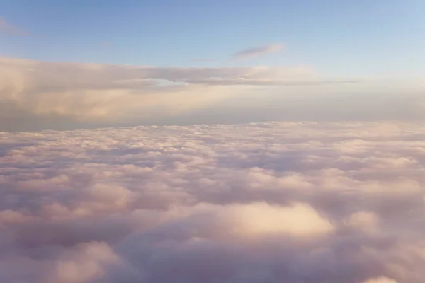 Ciel avec nuages au coucher du soleil de l'intérieur du paysage plane — Photo