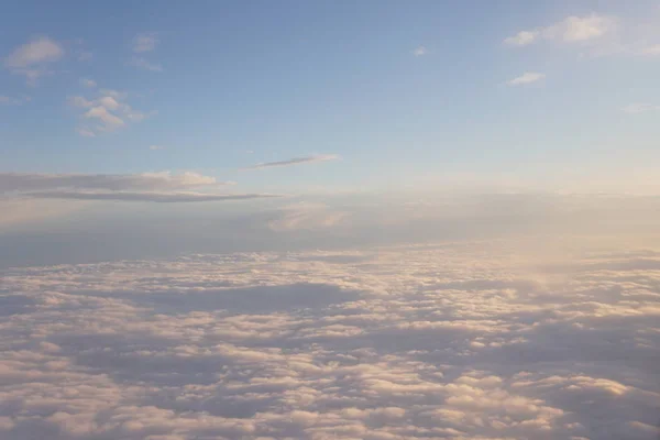 Ciel avec nuages au coucher du soleil de l'intérieur du paysage plane — Photo
