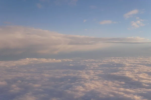 Небо з хмарами на заході сонця зсередини літаючого пейзажу — стокове фото