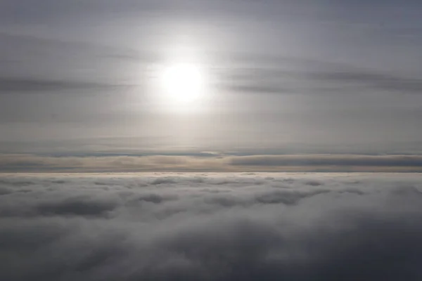 Himmel mit Wolken bei Sonnenuntergang aus dem Inneren der flachen Landschaft — Stockfoto