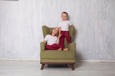 Erkek ve kız kardeşi ve kız kardeşi vardır oda yeşil bir kanepede oturup