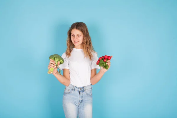 Menina com legumes frescos rabanetes vermelhos e brócolis — Fotografia de Stock