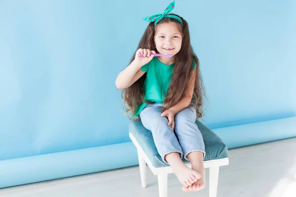 Bambina lavarsi i denti con uno spazzolino denti odontoiatria — Foto Stock