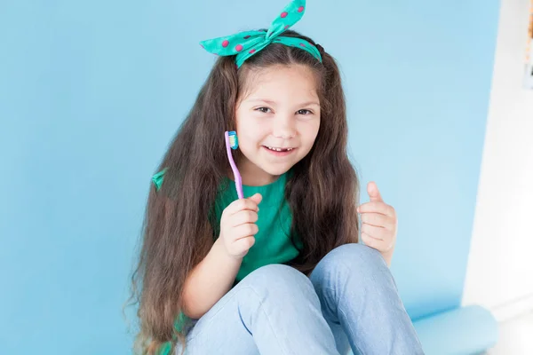 Bambina lavarsi i denti con uno spazzolino denti odontoiatria — Foto Stock